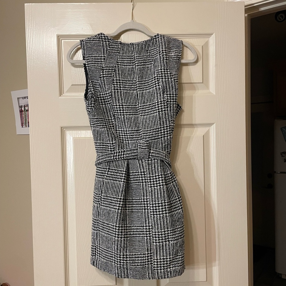 BCBGeneration Black & White Houndstooth Knit Belted Wrap Sleeveless Dress Jacket - Picture 7 of 7